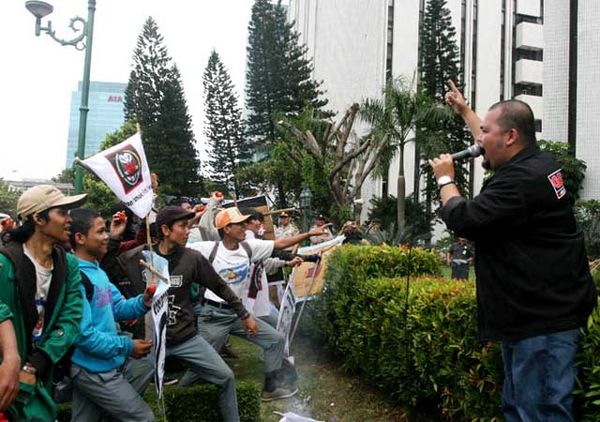 Gedung Kemenkum HAM Dilempari Tomat