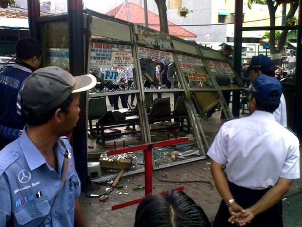 12 Loket Tiket Bus AKAP Dibongkar Paksa