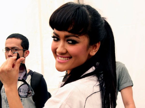 Jupe Tersaingi Melinda Dee