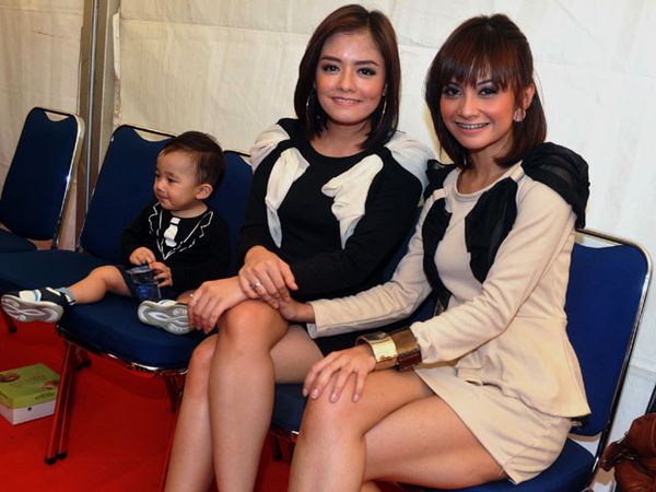 Saat Tiwi & Tika Menjadi Orangtua