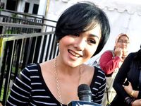 Si Seksi Yuni Shara Berbaju Belang