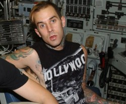 Travis Barker: Album Baru Blink-182 Telah Selesai Lebih dari Setengahnya