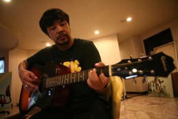 Demi Mendukung Chris John, Sir Dandy Menggratiskan Lagunya