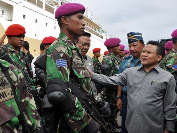 Menakertrans Tinjau Kapal Penjemput WNI Overstay