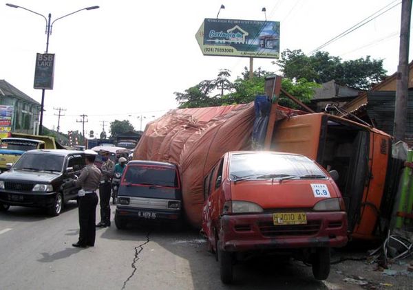 Truk Tronton Terguling Timpa 3 Mobil