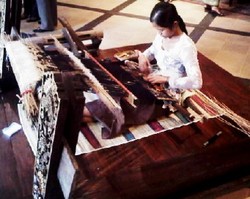 Tenun Indonesia Terancam Punah