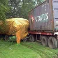 Trailer Seruduk Truk Muat Semen