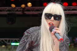 Lady Gaga Berdebat dengan Demonstran Di Luar Gedung Konser