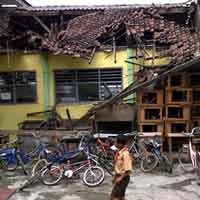 Penyangga Dimakan Rayap, Bangunan Kelas SD Siwalankerto IV Ambruk