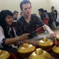 Pelajar Jerman Belajar Gamelan