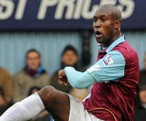 Carlton Cole Tersandung Komentar di Twitter