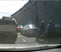 Wuzz!! Penjahat Pecah Kaca Mobil Beraksi Cepat di Lampu Merah