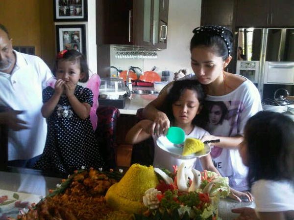 Ussy Rayakan Ultah Anak