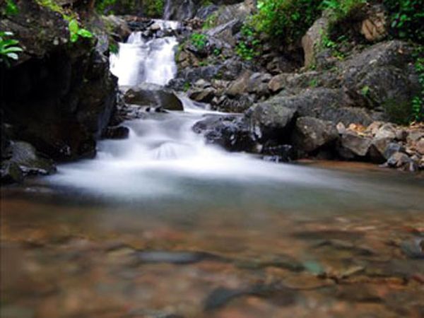 Menikmati Jernihnya Air Terjun Curug Cigentis