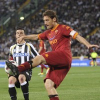 Dua Gol Totti Menangkan Roma