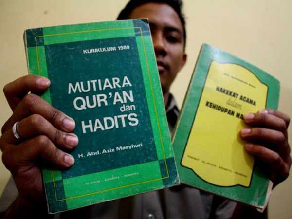Polisi Amankan Buku yang Dibawa Lian