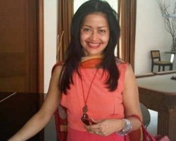 Trik Bergaya dengan Tenun ala Dhanny Dahlan