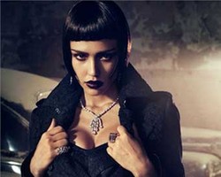 Jessica Alba Suka Bergaya Misterius