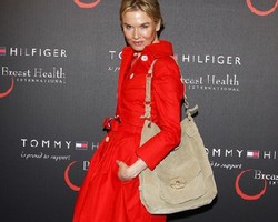 Renee Zellweger & Tommy Hilfiger Beramal Lewat Tas