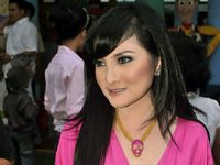 Kiki Amalia Berbadan Dua