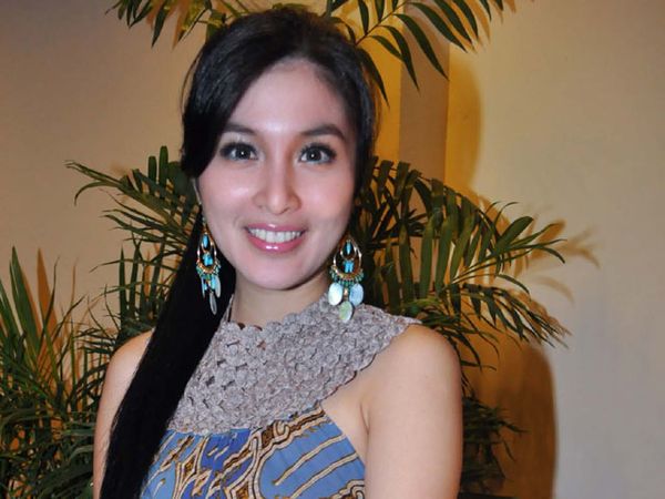 Sandra Dewi Cantik Berbusana Batik