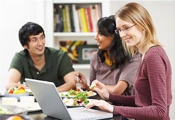 Komputer dan HP  Gantikan Meja Makan