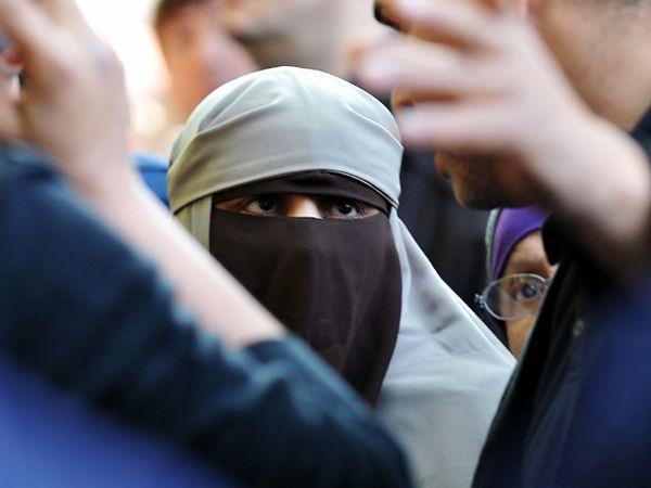 Prancis Larang Cadar