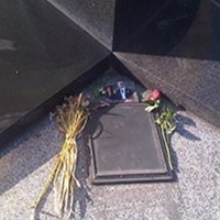  Foto William-Kate dan Bunga Mawar Layu di Pont de lAlma