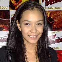 Adinia Wirasti Bangga Berkulit Gelap