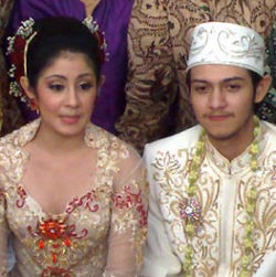 Risty Melahirkan Anak Perempuan Lewat Operasi Caesar