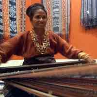Kain Tenun Ikat Adat Sikka Andalan Warga Flores 