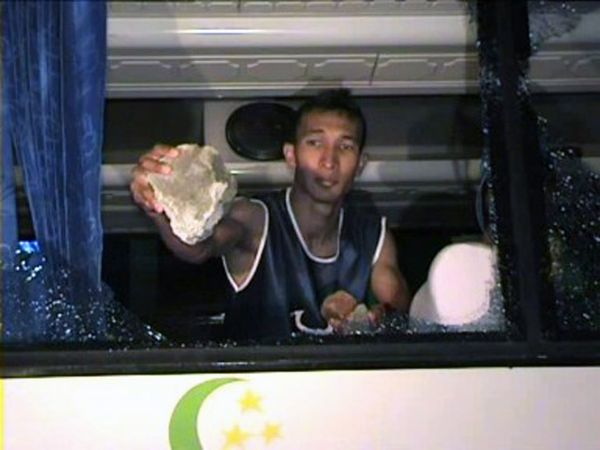 Bus Pemain Persiraja Diserang Fans PSMS Bus Pemain Persiraja Diserang Fans PSMS