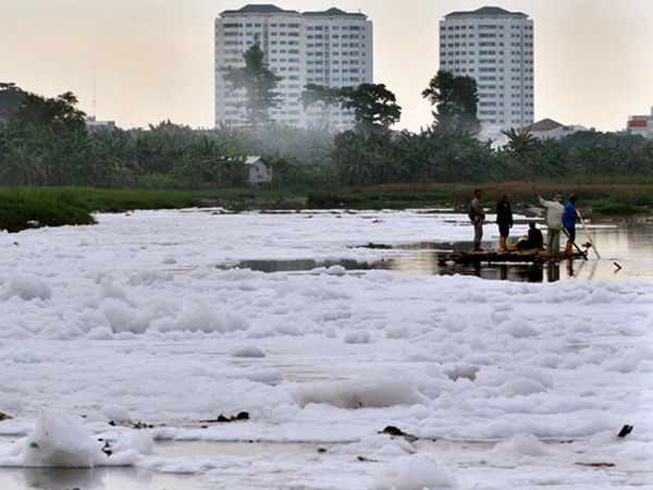 Menembus Lautan Busa di Pluit