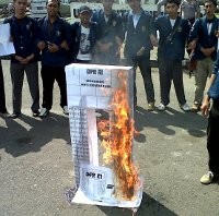 Gedung Baru DPR Dibakar Mahasiswa