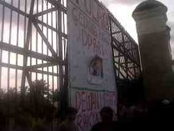 Demo Tolak Gedung Baru, Mahasiswa Coreti Foto Marzuki