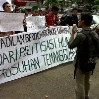 Sidang Rusuh Temanggung Diramaikan Demo