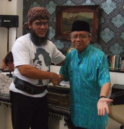 Perdamaian Taufiq Ismail dan Penuduhnya yang Haru-Biru