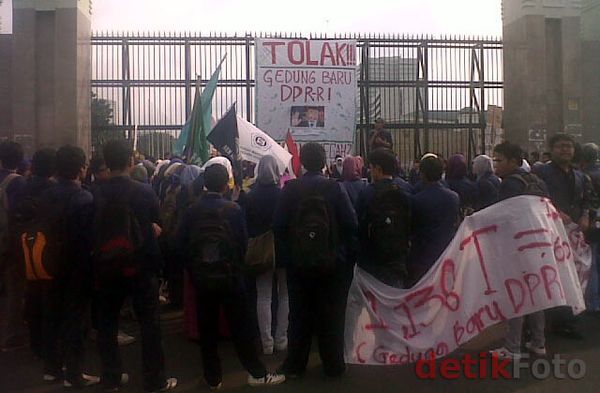 Mahasiswa Demo Tolak Gedung Baru DPR