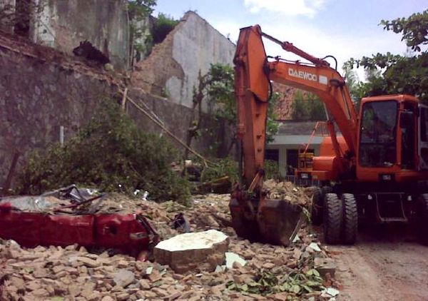 Mobil Tertimpa Bangunan Tua Dievakuasi