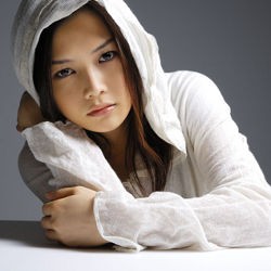 YUI Pamer Kado Ultah dari Fans di Penjuru Dunia