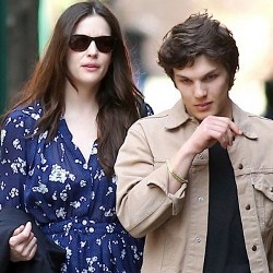Liv Tyler Kencani Fotografer yang Usianya 9 Tahun Lebih Muda
