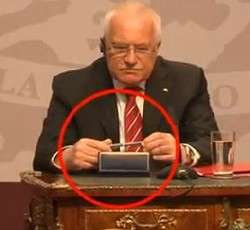 Insiden Presiden Ceko Ngutil Pena Ditonton Jutaan Kali di Youtube