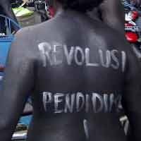Tolak Kenaikan Biaya SP3, Mahasiswa Lumuri Tubuh dengan Cat Hitam