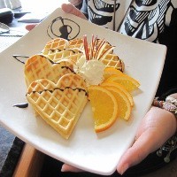 Ganjal Perut dengan Waffle Maple Syrup