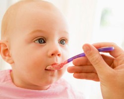 Kenapa Bayi Jangan Diberi Makanan Padat Terlalu Dini?