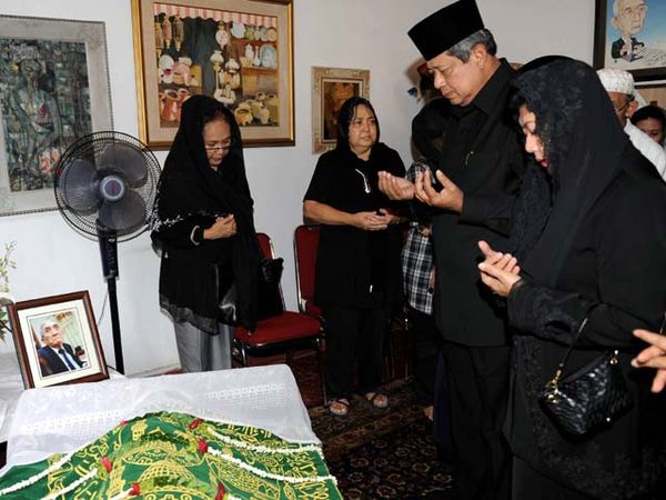 SBY Melayat Alm Rosihan Anwar