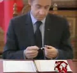 Presiden Sarkozy Juga Pernah Tertangkap Naksir Pena, Tapi Minta Izin 