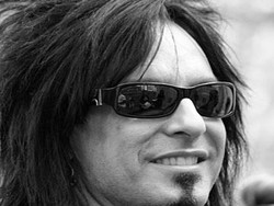 Bassist Motley Crue Menerbitkan Buku Foto