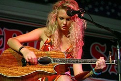 Taylor Swift Belikan Rumah Untuk Orangtua Senilai 1,4 Juta Dollar AS