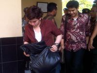 Malinda Dijenguk Keluarganya